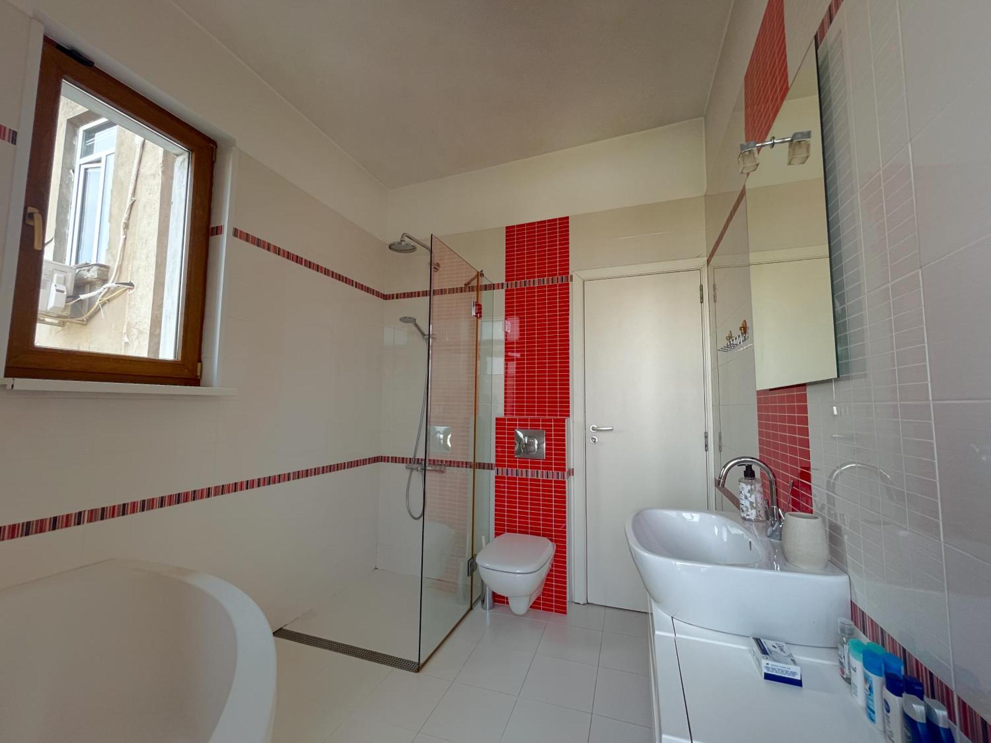 Spacious Flat On Sofia's Main Street * София